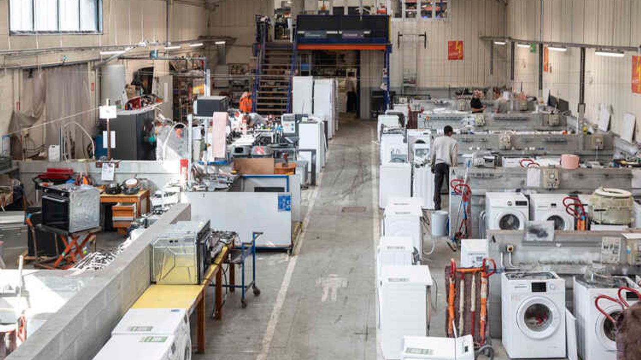 Hangar rempli d'électroménager en fin de vie.