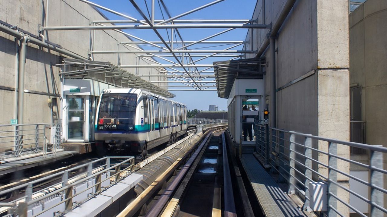 Rame de métro de la ligne a, à quai à la station Pontchaillou.