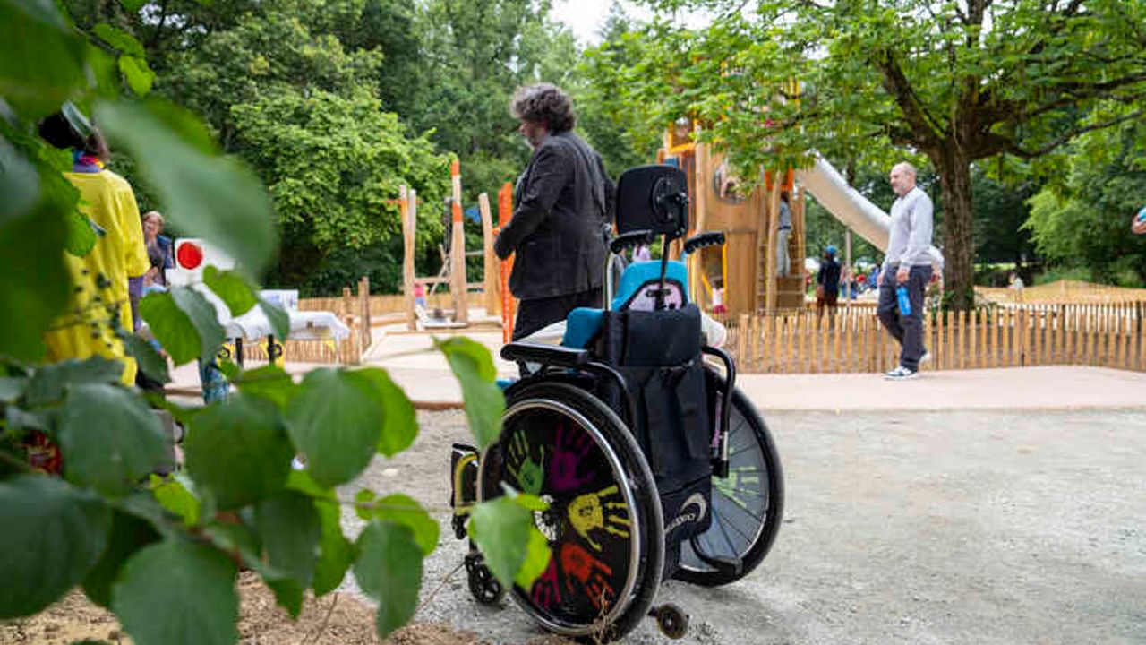 Un fauteuil roulant devant l'aire inclusive du parc de Gayeulles
