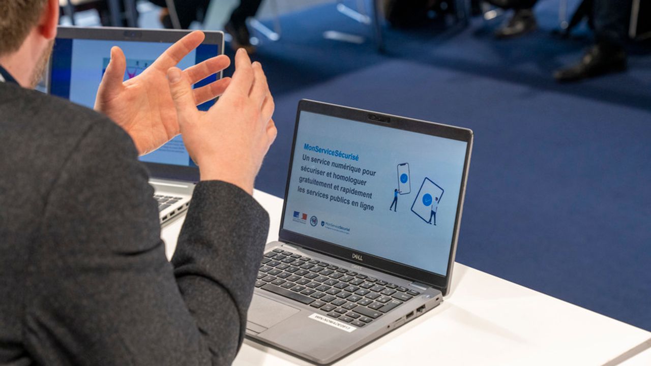 gros plan sur un intervenant avec son ordinateur