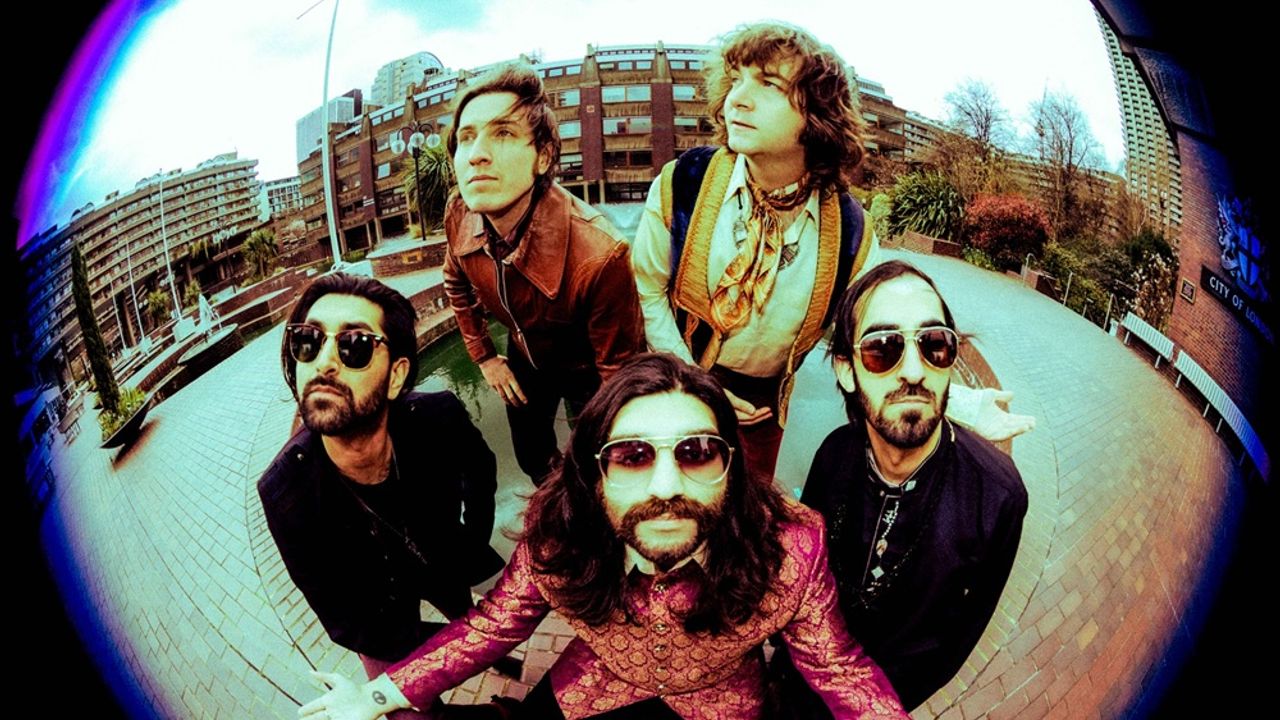 Le groupe Karma Sheen photographié avec une lentille fish eye