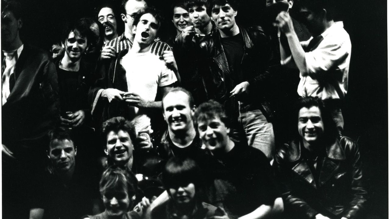photo de groupe rassemblant l'équipe de l'Ubu et le groupe Noir Désir