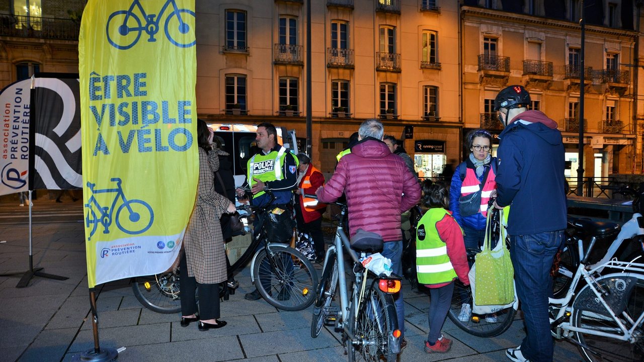 Un groupe de cyclistes bénéficie d'une médiation sur l'espace public pour être vu.