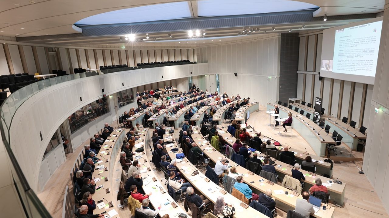 Photo des élus dans la salle du conseil de Rennes Métropole.