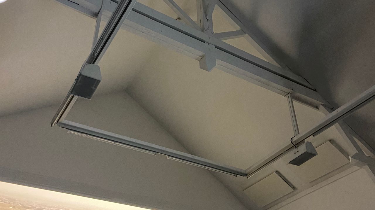 Enceintes situées au niveau de l'écran 3