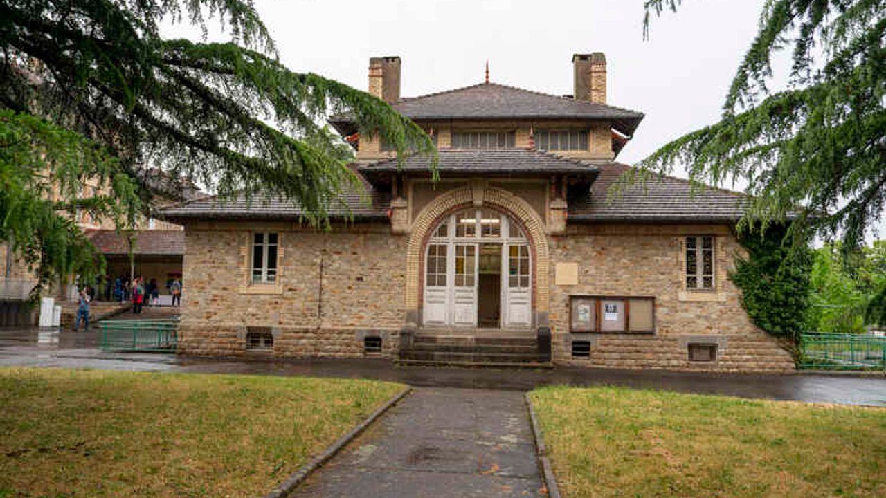 Vue sur l'ancienne cantine, dans un bâtiment construit par l'architecte Jean-Marie Laloy.