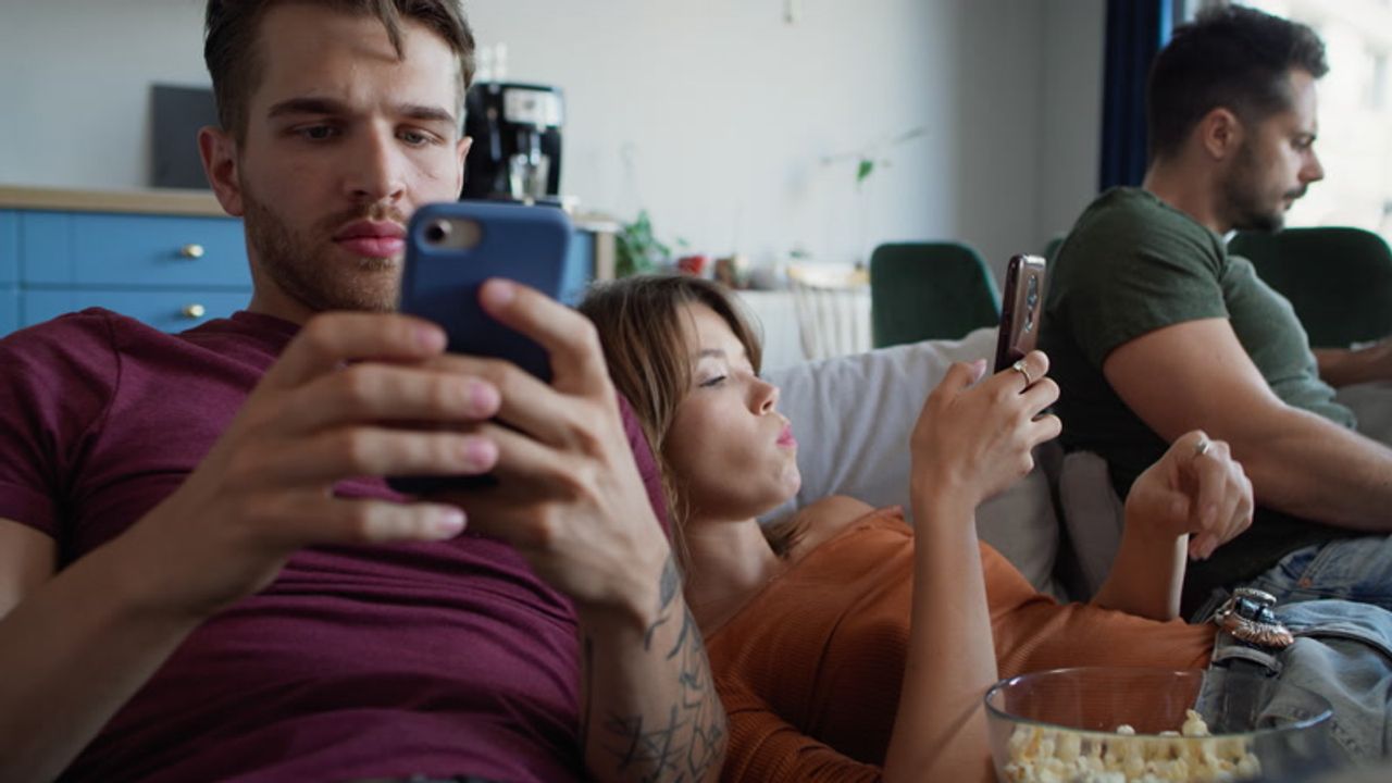 Image montrant des personnes sur leur téléphone