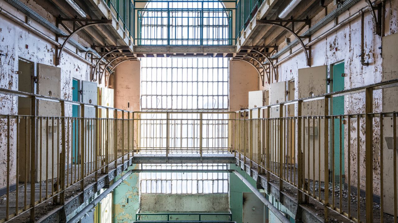 Vue de la prison de l'intérieur avec ses coursives dont la peinture est très abimée