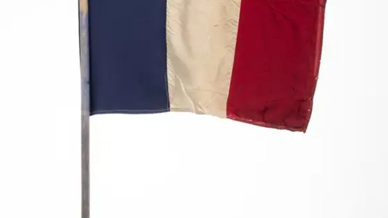 Le drapeau bleu blanc rouge donné par Monique Rouault