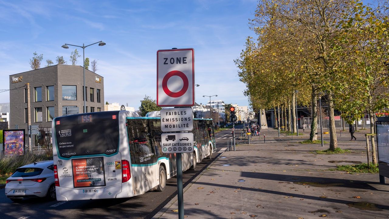 L’entrée de la zone à faibles émissions route de Lorient, à Rennes, avec des voitures et un bus à l'arrêt.