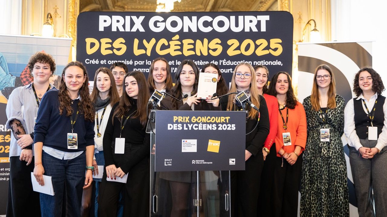 Des jeunes lycéens et lycéennes sur scène posent pour le prix Goncourt des lycéens