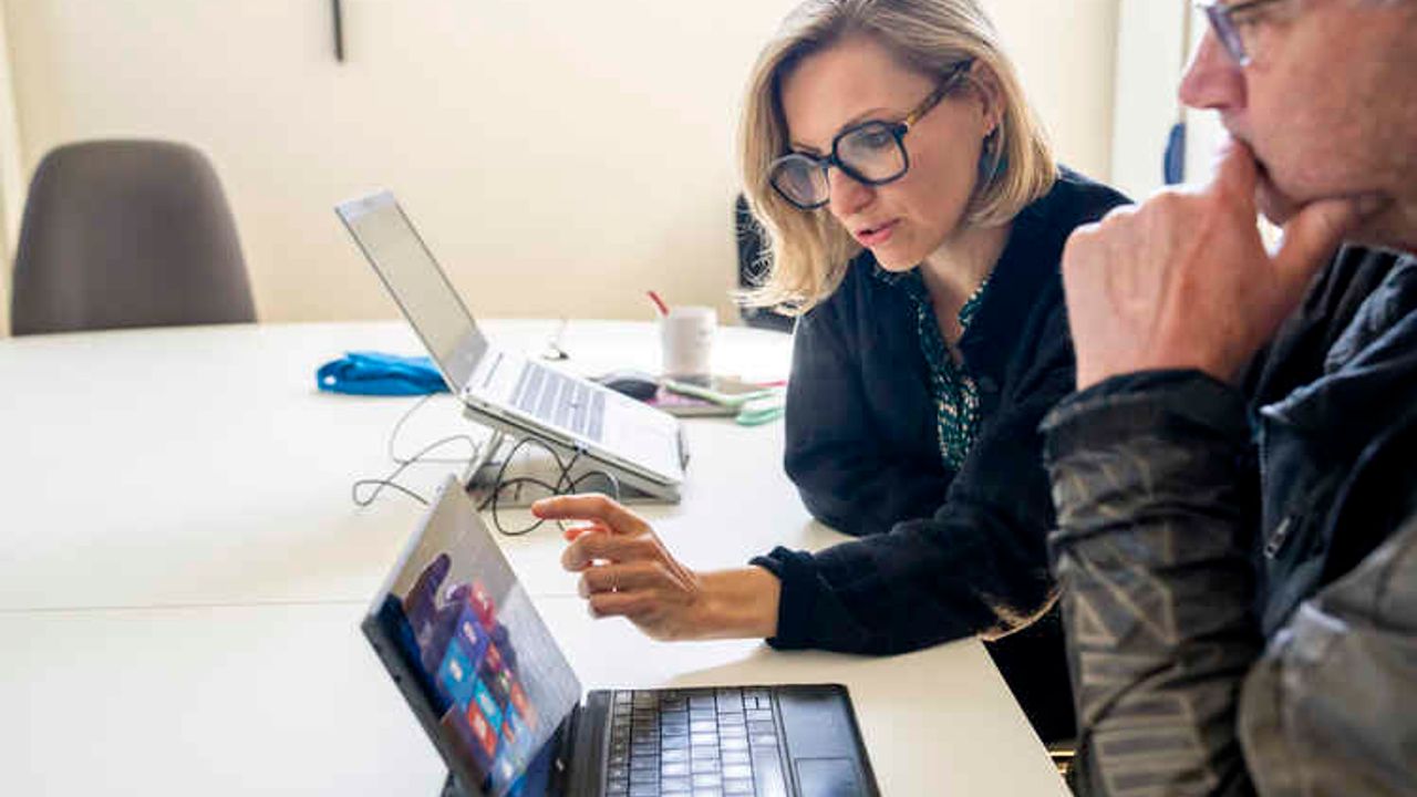 une conseillère numérique accompagne une personne sur un écran d'ordinateur