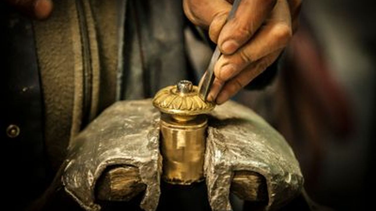 Ciseleur sur pièce métallique