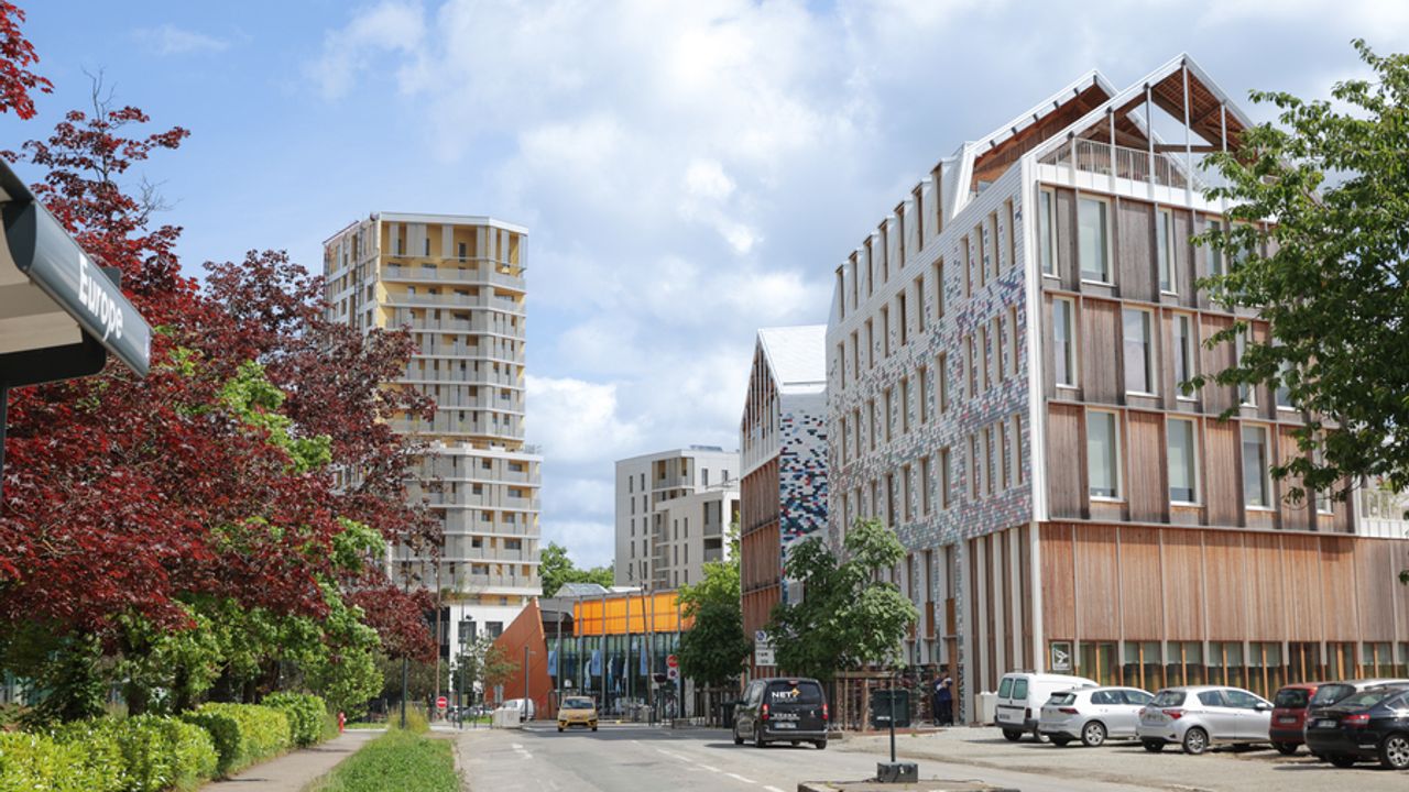 Les nouveaux immeubles et équipements publics du quartier Maurepas, avec au premier plan l'Espace social commun Simone-Iff.