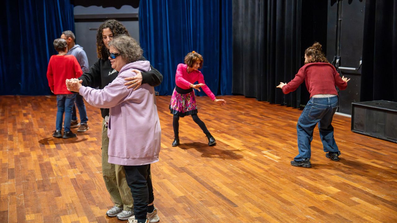 Des gens dansent sur un parquet, en couple ou seul. Au centre de l'image, en jupe rose, Sophie ne boude pas son plaisir, comme elle le dit dans cet article