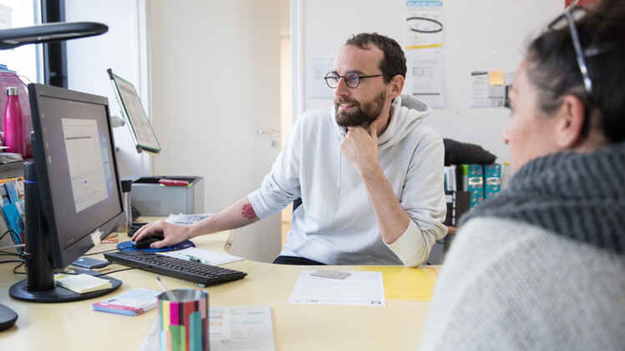deux personnes en rdv dans un bureau de Rennes pour faire une démarche administrative