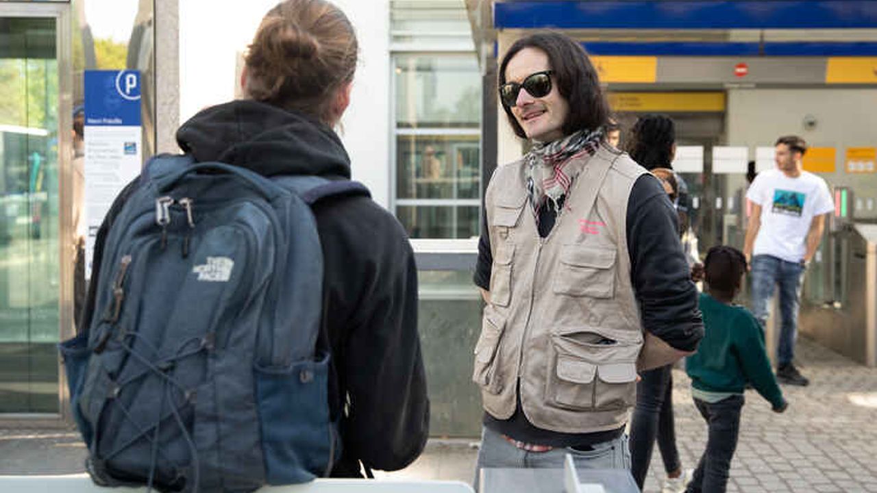 un médiateur discute avec un habitant devant une station de métro à Rennes