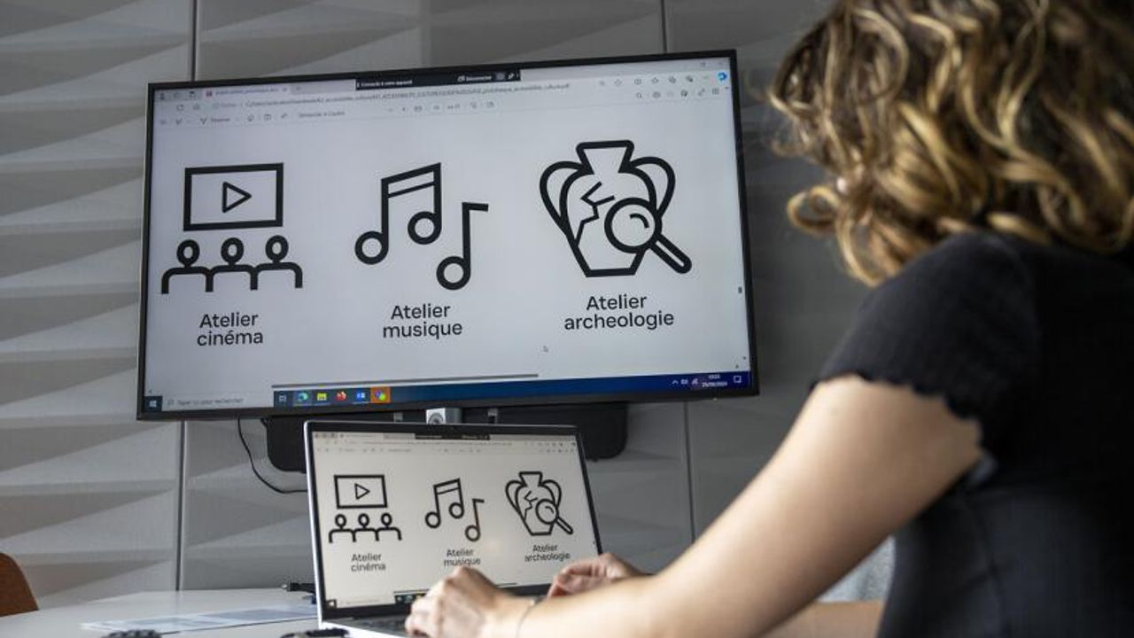 Une jeune femme regarde sur un ordinateur les pictos disponibles