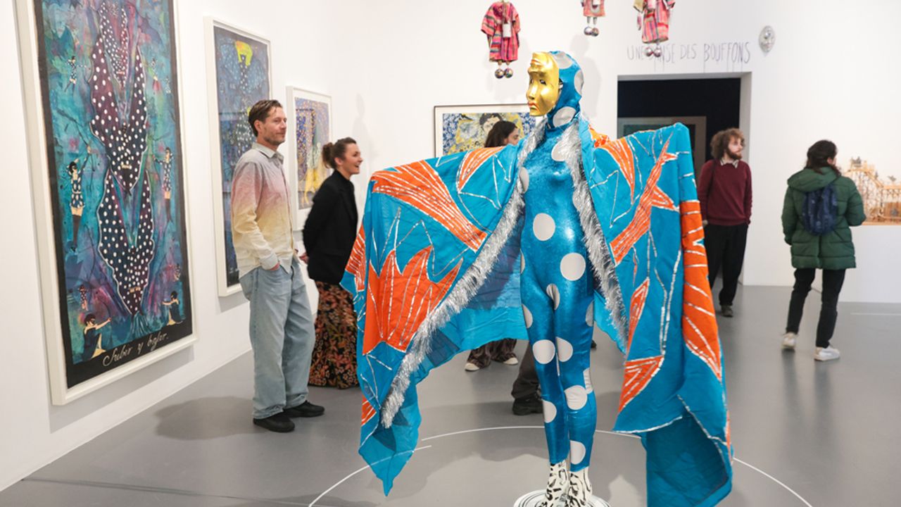 Une oeuvre en forme de statue aveec une cape onirique bleue