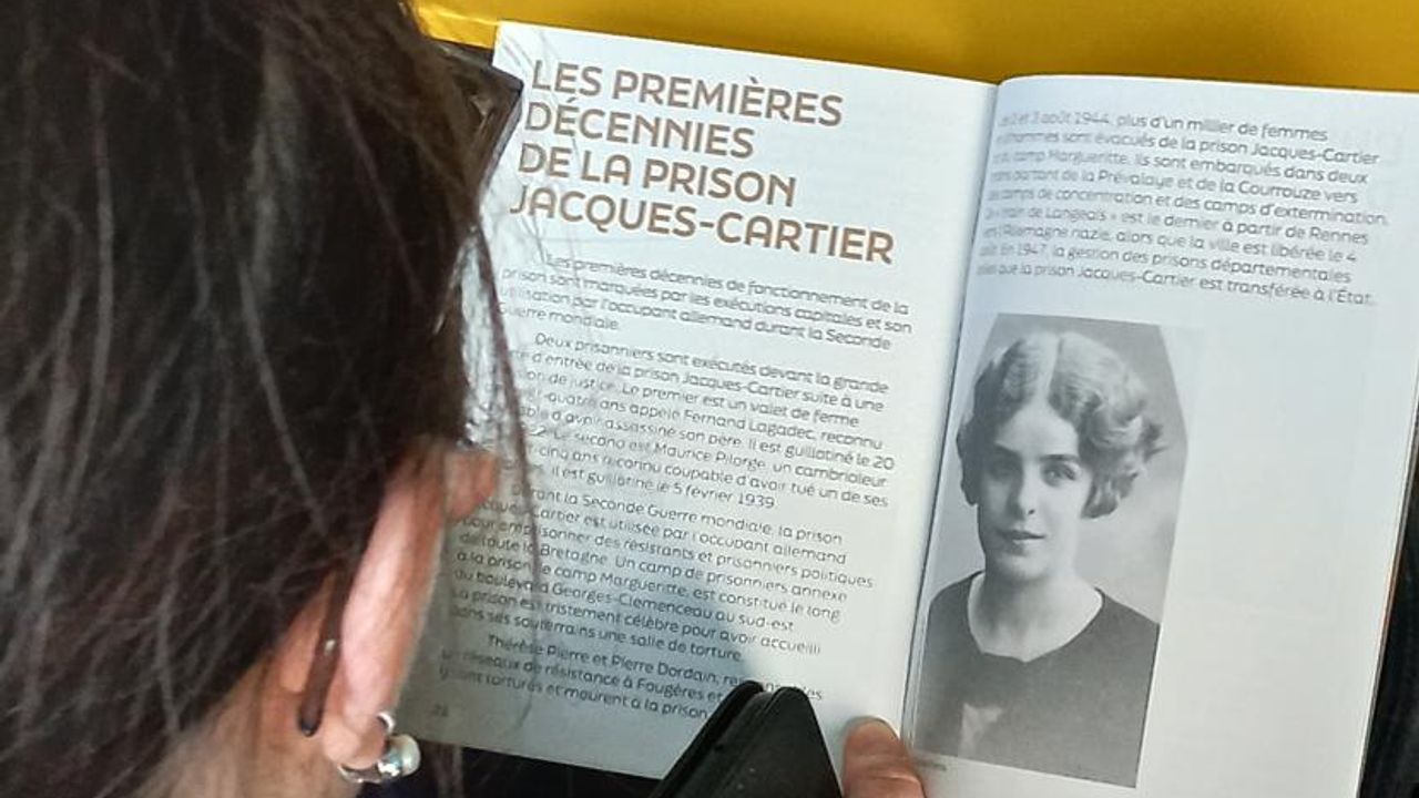 Une personne lit un doucment sur la prison Jacques Cartier.