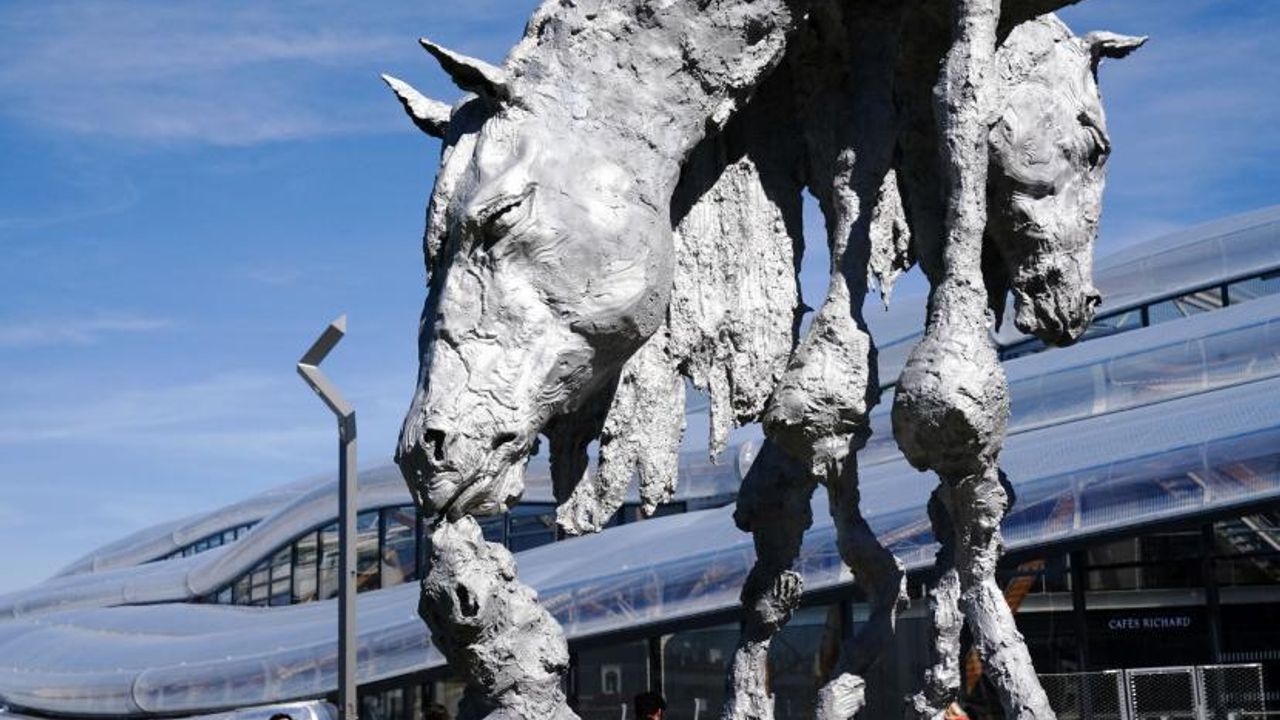 Morvac'h, cheval monumental du sculpteur Jean-Marie Appriou devant la gare.
