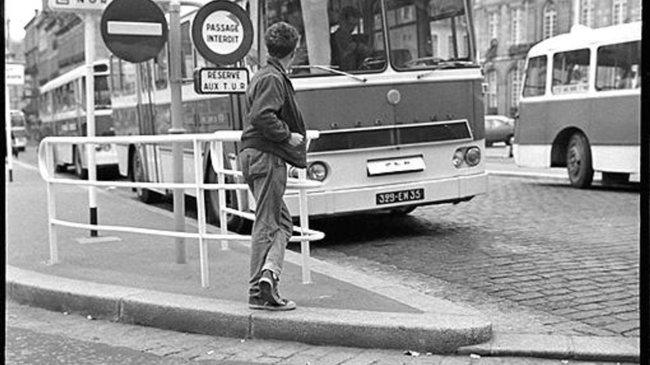 Photo d'un autobus en partance pour Fougères.
