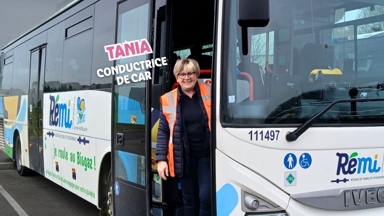 Une conductrice pose devant son car avec un texte incrusté "Rémi, c'est elles aussi"