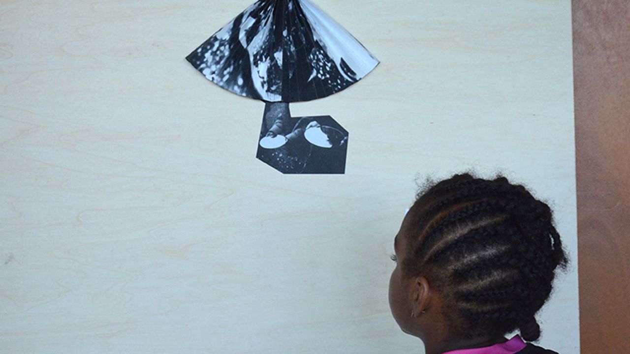 Une enfant observe le multiple Paralune de Gabrielle Manglou.