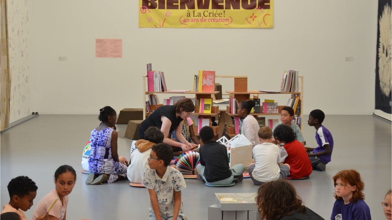 Deux groupes d'enfants jouent au jeu de plateau collaboratif Rejouer La Criée au sein de l'espace d'exposition de La Criée.