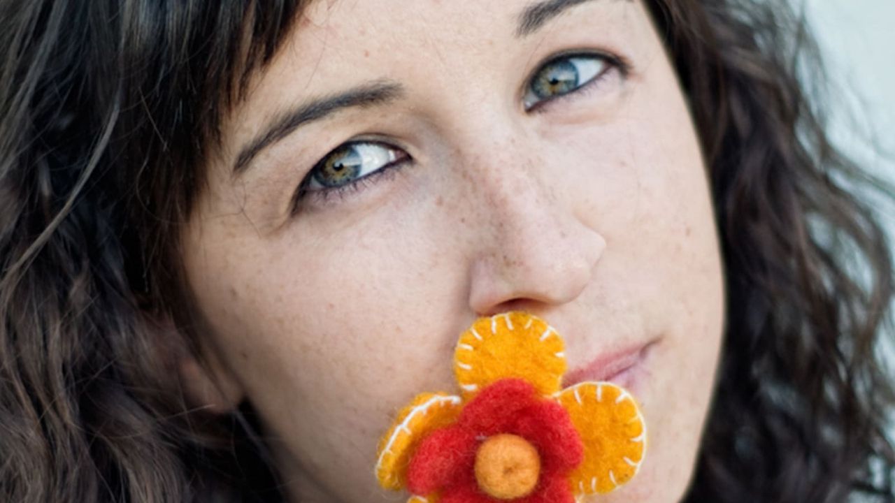 Portrait Julie en couleur, fleur à la bouche