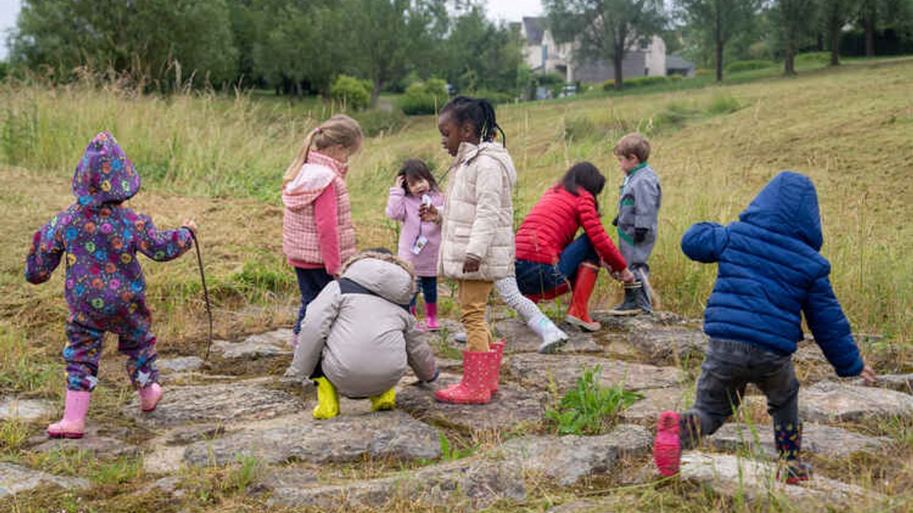 Des enfants se promènent sur des landes.