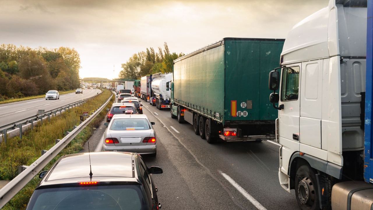Immage d'illustration affichant un mur de camion sur une autoroute