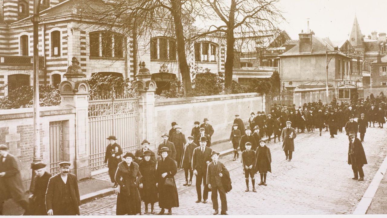 Une photo des employés de l'imprimerie Oberthür dans la rue.