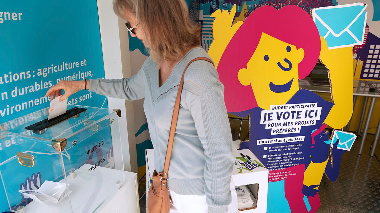 Habitante de Rennes qui vote au Budget participatif.