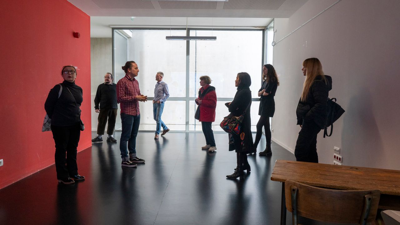 Les participants découvrent la salle d'exposition.
