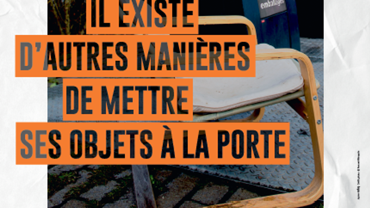 Photo d'un point d'apport volontaire avec une chaise cassée posée à côté, le message "Il existe d'autres manières de mettre ses objets à la porte" accompagne le visuel.