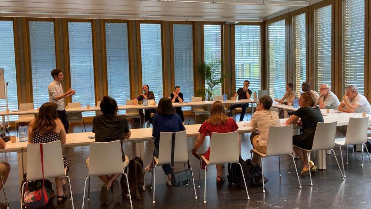 Les membres du Conseil citoyen du numérique responsable sont réunis dans une salle pour échanger.