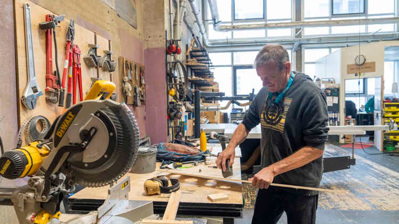 Un technicien travaille le bois dans un atelier