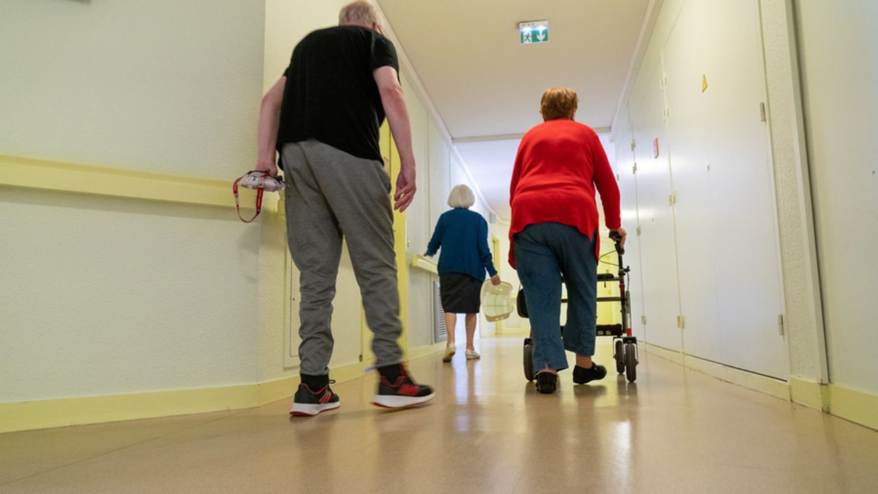 Personnes âgées se déplaçant dans le couloir d’un Ehpad.