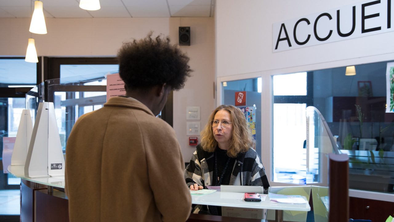 Personne à l’accueil du CCAS, le Centre communal d’action sociale.