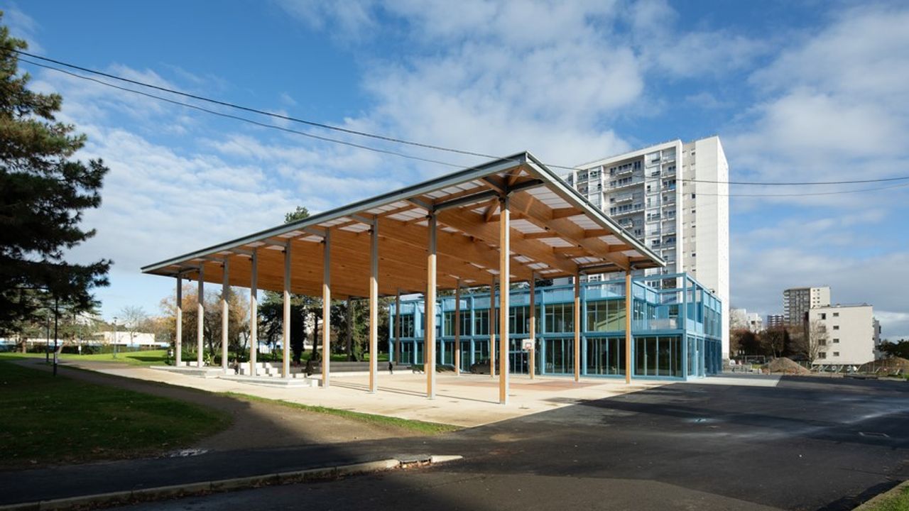 Photo de la Place Jean Normand au Blosne avec en arrière-plan l'Espace santé Ambroise-Croizat