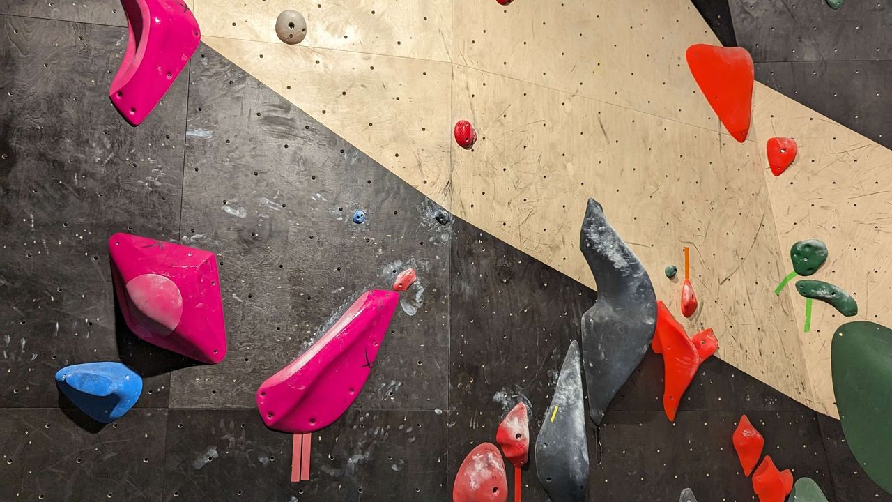 Bloc noir à gauche vers l'entrée