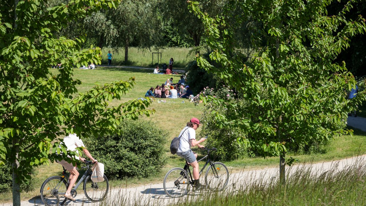 Des personnes font du vélo aux prairies Saint-Martin, à Rennes.