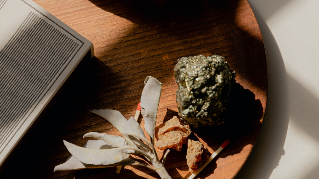 Plateau avec des minéraux et des feuilles