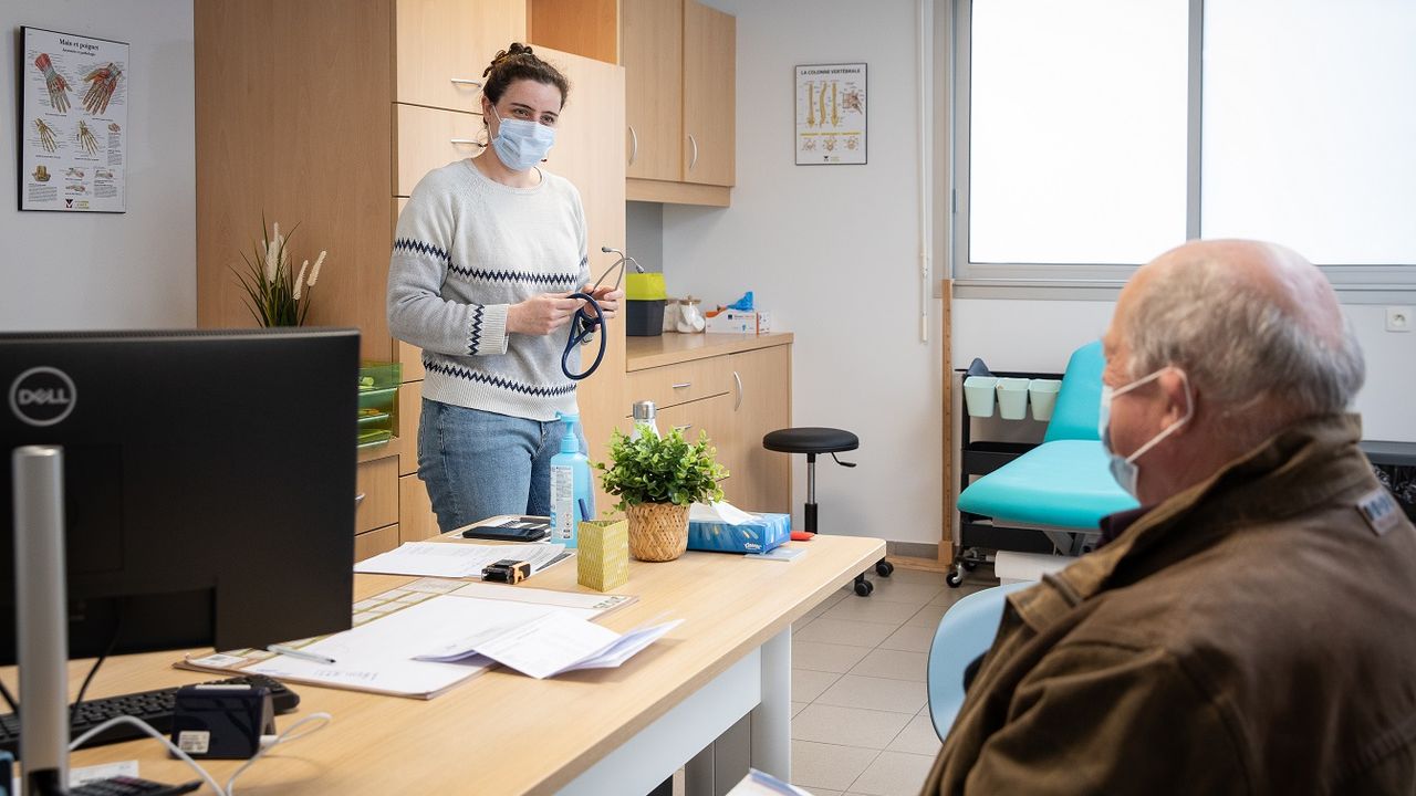 Patient en consultation chez un médecin.