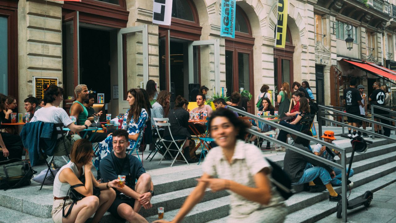 Devant la Gaîté Lyrique le projet s'inscrit dans le quartier et foisonne de vie