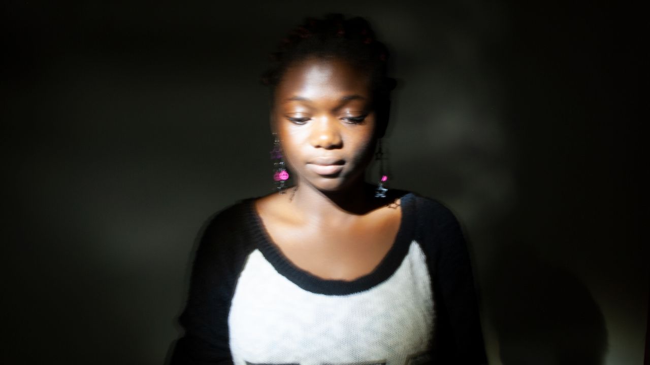 Adolescente face à l'objectif