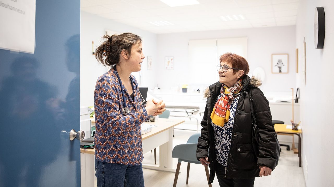 Personnel soignant à la sortie d'une visite médicale qui raccompagne un patient.