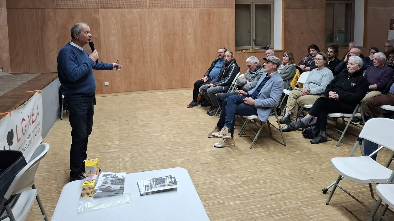 Francis Gazeau prend la parole devant l'assemblée