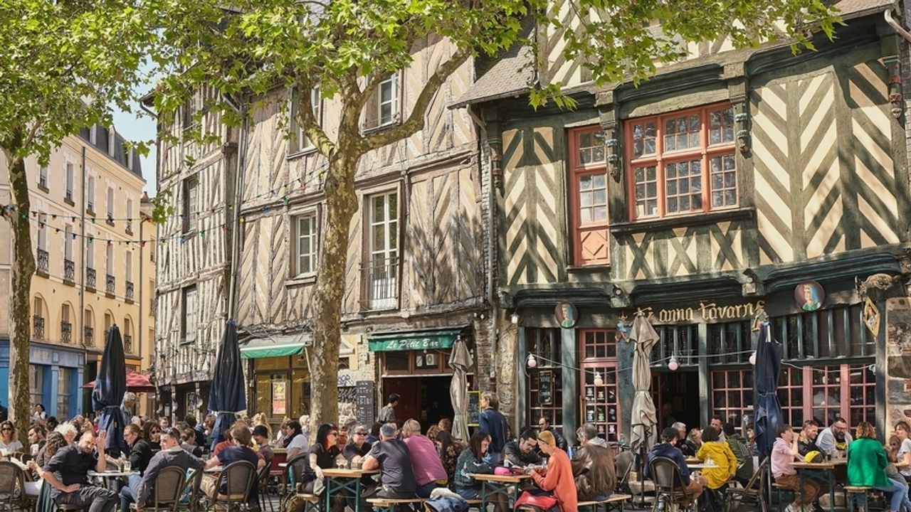 La place Sainte Anne, à Rennes, avec ses maisons à pans de bois et ses terrasses de cafés.